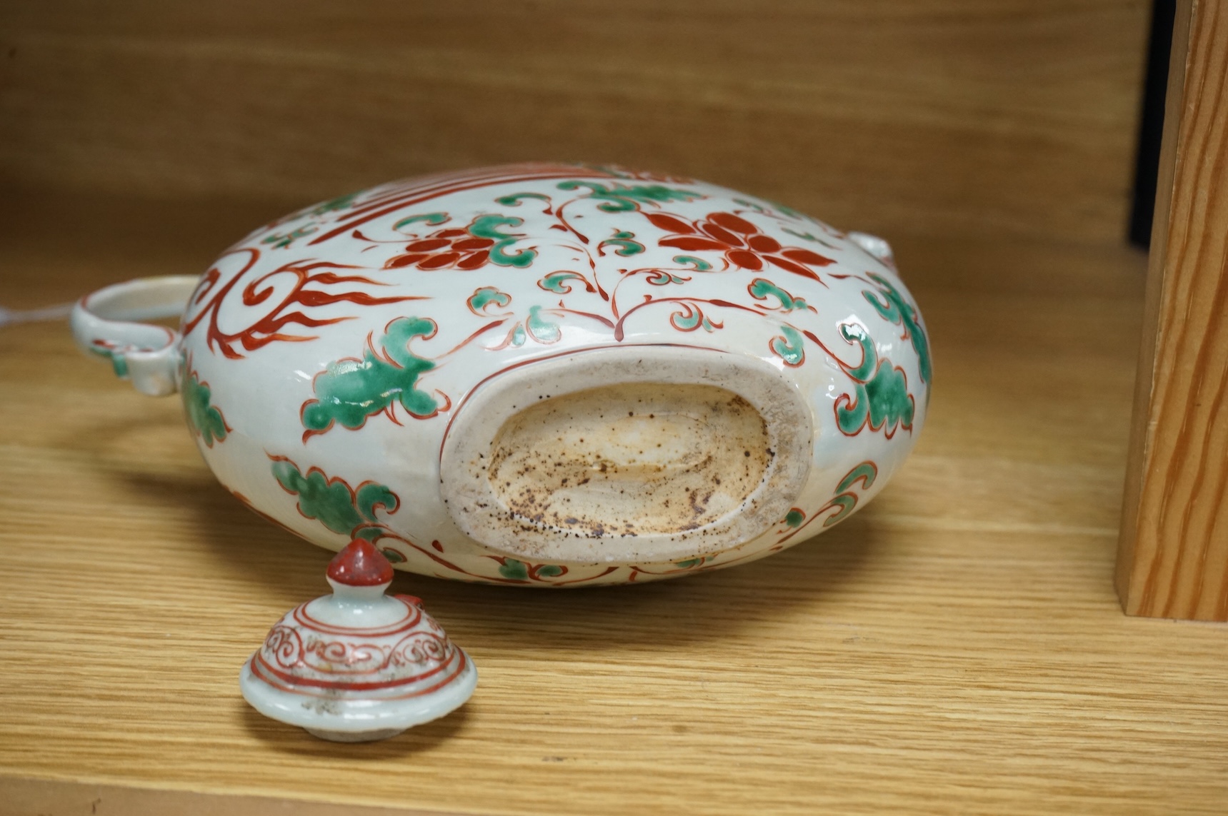 A Chinese famille verte ‘phoenix’ wine pot and cover, 20cm